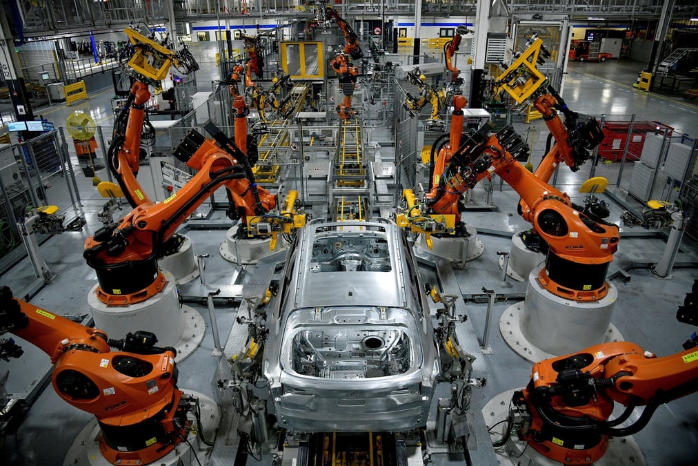 Des robots autonomes assemblent un suv modele x dans l'usine bmw de greer, en caroline du sud