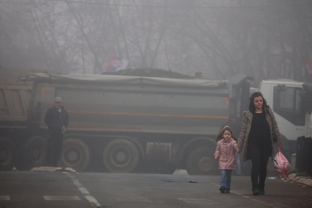 Tensions remain high as roads in northern kosovo still blocked