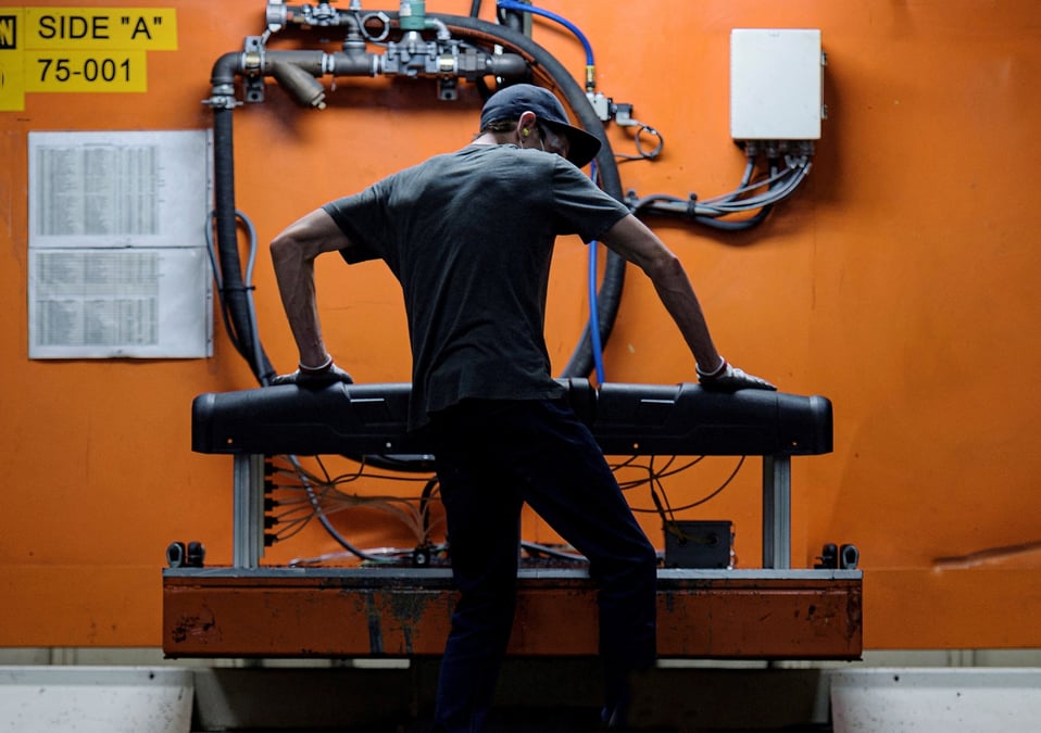 Chaine de montage de vtt et de motoneiges polaris dans leur usine de fabrication et d'assemblage a roseau