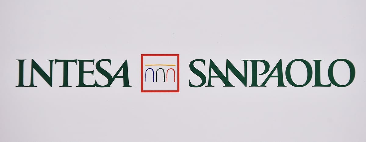 Le logo de la banque intesa sanpaolo est visible au siege lors de l'assemblee des actionnaires a turin