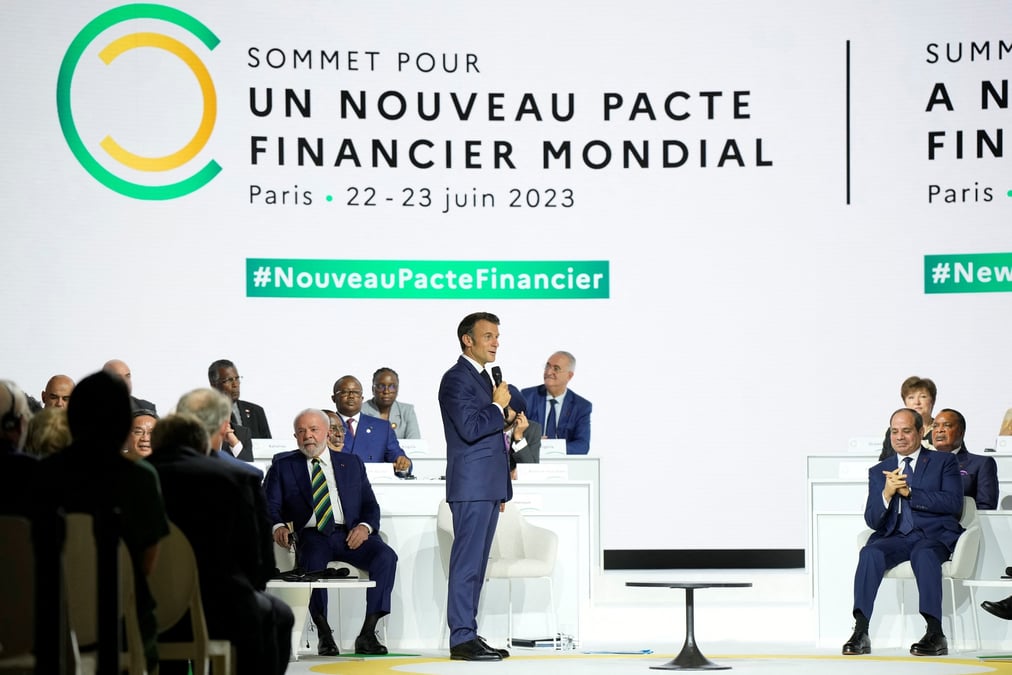 Emmanuel macron s'exprime lors de la seance de cloture du sommet du nouveau pacte financier mondial