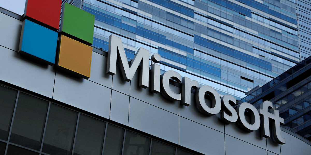L'enseigne microsoft est representee au sommet du microsoft theatre a los angeles, en californie