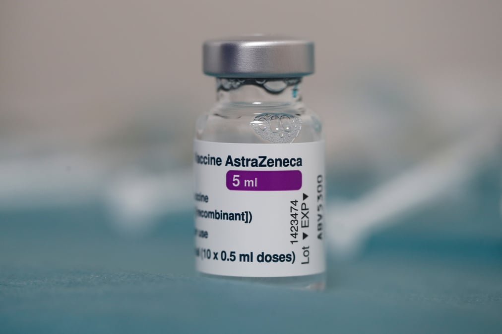 France: l'agence du medicament recommande de continuer de vacciner avec astrazeneca