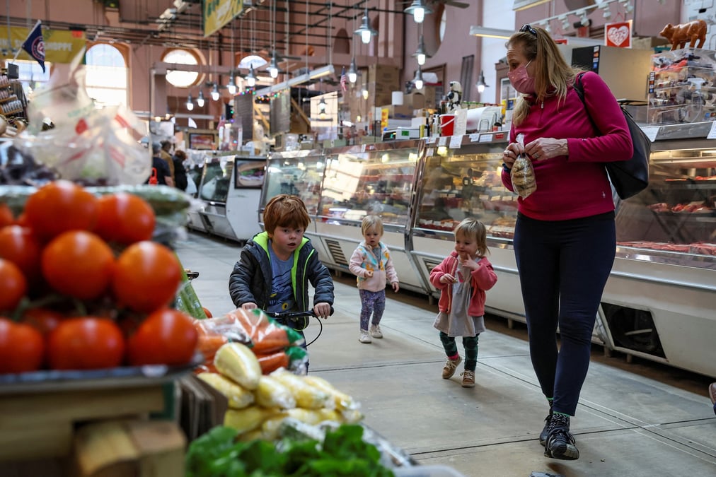Des consommateurs font leurs courses au eastern market a washington