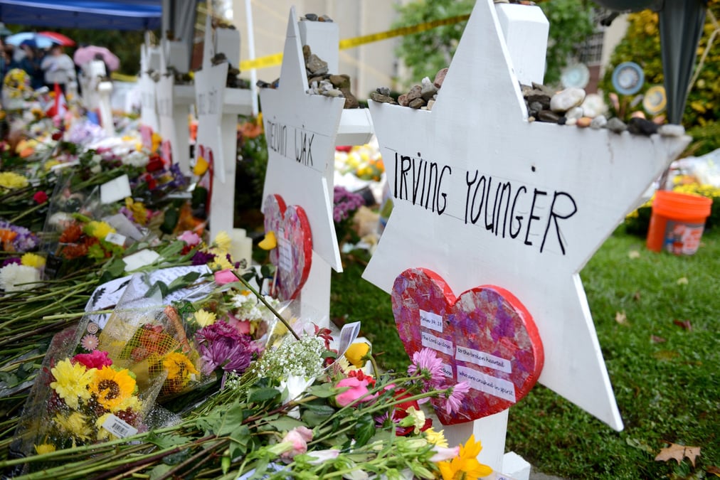 Photo d'archives des fleurs a l'exterieur de la synagogue tree of life apres la fusillade a pittsburgh, aux etats-unis