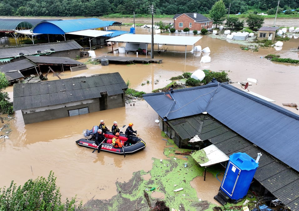 Photo des secouristes qui participent a une operation de sauvetage dans une ville submergee par le typhon khanun en coree du sud