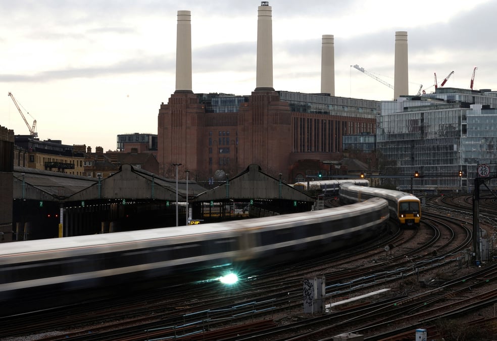 Des trains quittent la gare de victoria a londres, en grande-bretagne