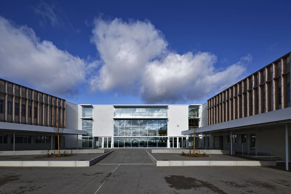 OBM Construction, qui œuvre à 90% pour les marchés publics, a à son actif la construction ou la rénovation en bois de plusieurs établissements scolaires (ici le collège Marthe Gautier à Charny en Seine et Marne) et livrera en 2025 le collège de Vénissieux dans le Rhône, ainsi que l’extension du lycée de Châlette sur Loing dans le Loiret.