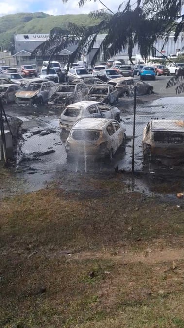 Photo des voitures incendiees a la suite d'emeutes en nouvelle-caledonie