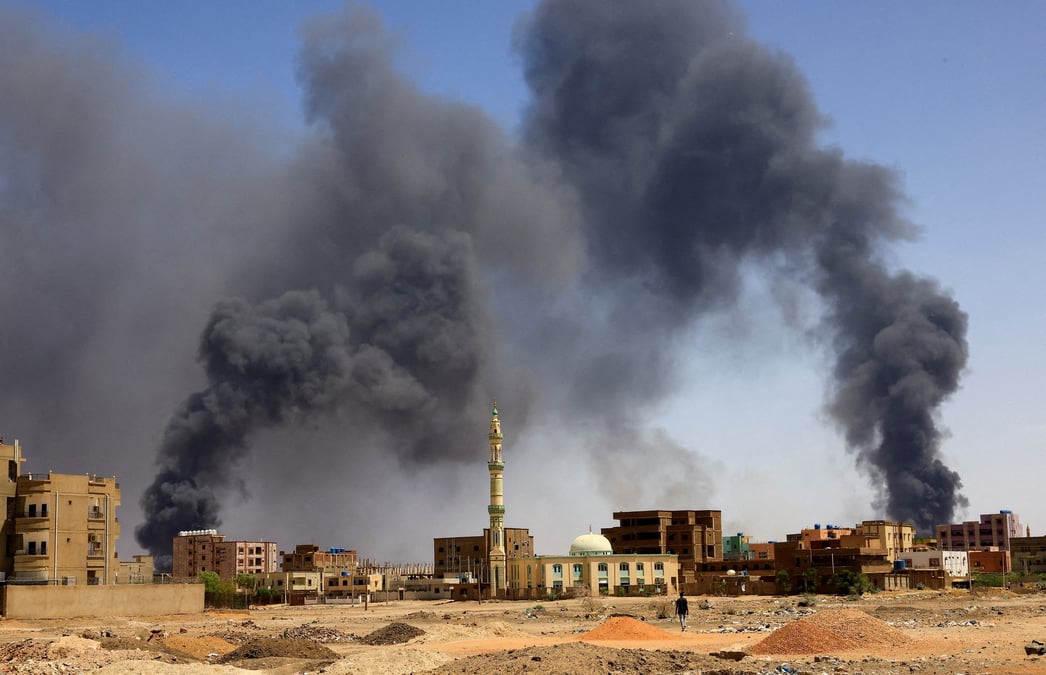 De la fumee s'eleve au-dessus des batiments apres un bombardement aerien a khartoum nord