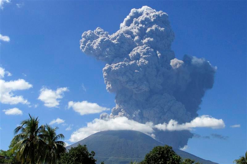 Un volcan salvadorien entre en éruption