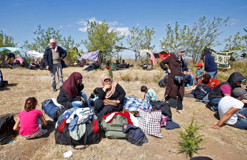 Des centaines de migrants stoppes a la frontiere entre la turquie et la grece