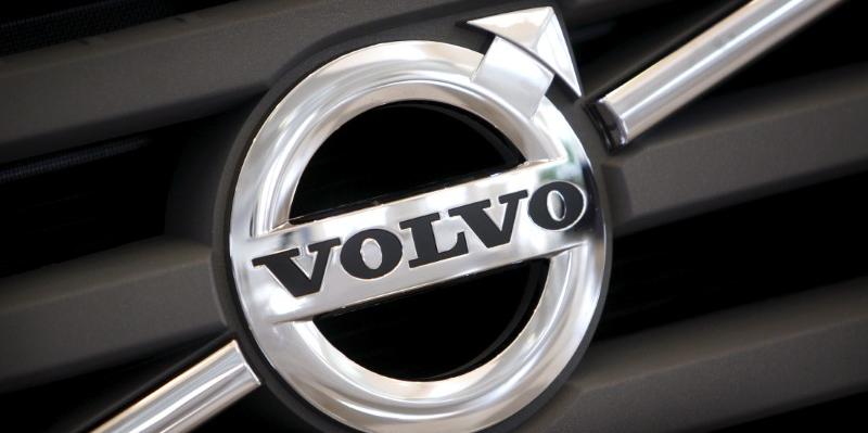 Ab volvo fait mieux que prevu au deuxieme trimestre, le titre monte