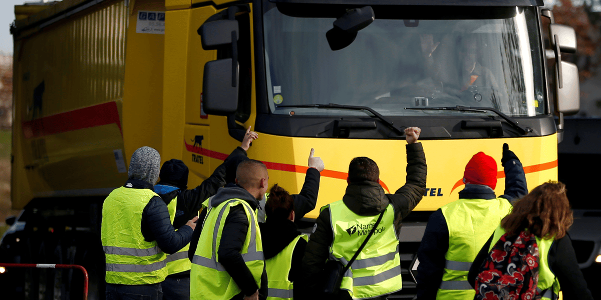 Le gouvernement denonce une "derive" des "gilets jaunes"
