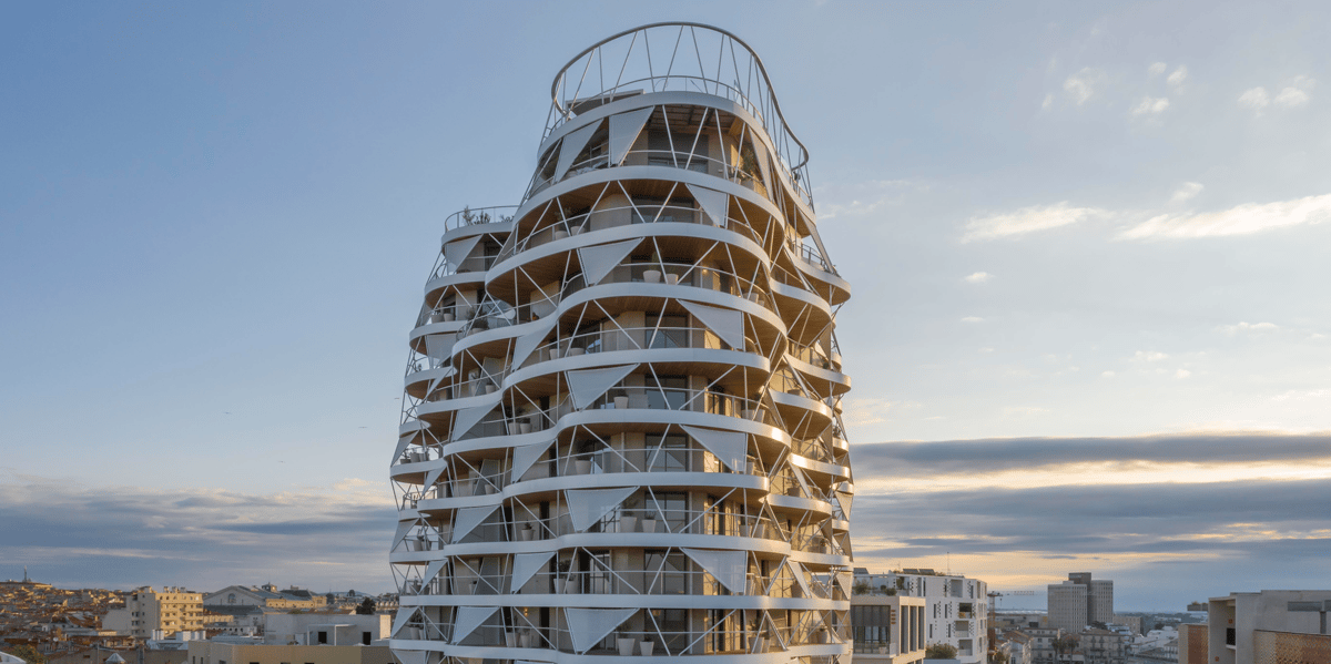 L'immeuble Higher Roch s'élance sur 50 mètres de haut et 16 étages, à quelques pas de la gare de centre ville de Montpellier.