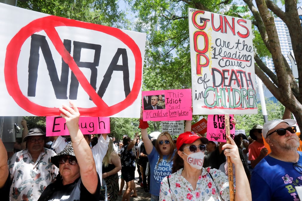 Fusillade d'uvalde: rassemblement devant la convention de la nra au texas
