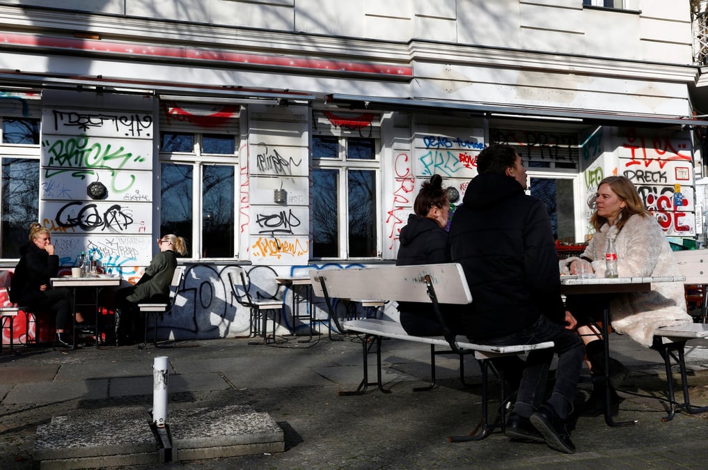 Des personnes devant un restaurant a berlin