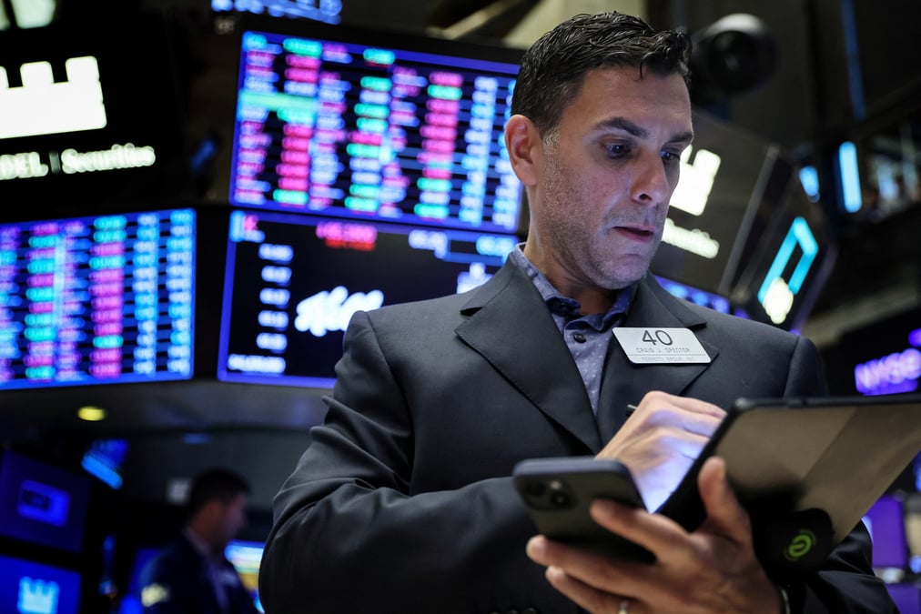 Des traders travaillent sur le parquet du nyse a new york