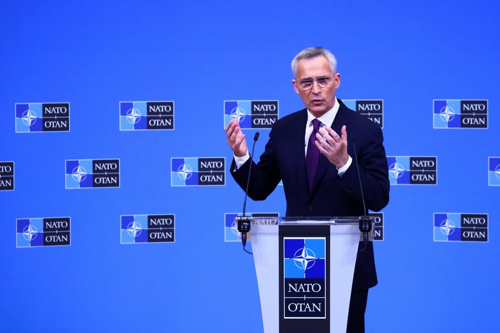 Le secretaire general de l'otan, jens stoltenberg, donne une conference de presse