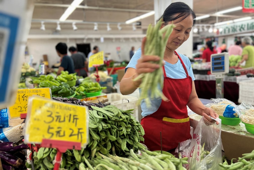 Photo d'une vendeuse de legumes a un marche a pekin