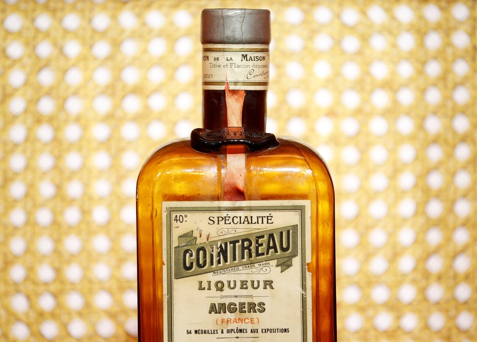 Une bouteille de cointreau dans une distillerie de saint-barthelemy-d'anjou, pres d'angers