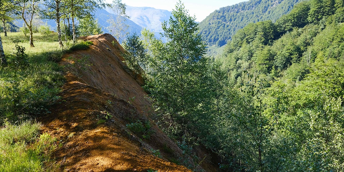 Fermée en 1987, la mine de tungstène de Salau (vallée du Salat, commune de Couflens, Ariège, France) expose encore à l'air libre (terre orange vif) des déchets toxiques dont les eaux de ruissellement se déversent directement dans un affluent de la rivière Salat.