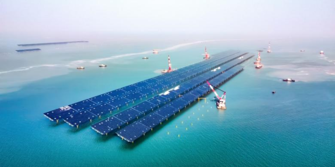 Vue aérienne de la centrale solaire flottante développée par CHN Energy affichant une capacité d'un gigawatt.