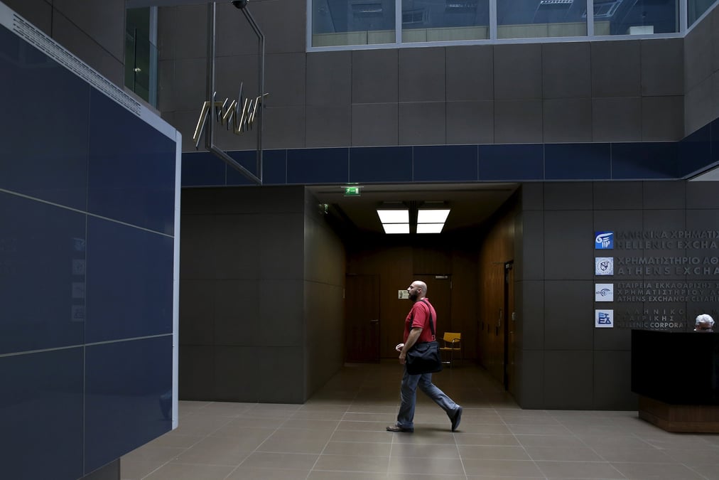 La bourse d'athenes se prepare a rouvrir apres un mois de fermeture