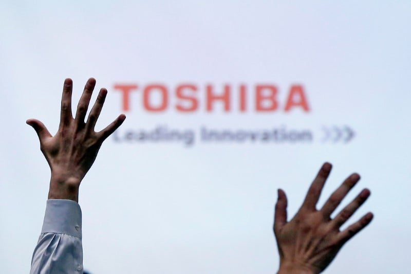 Toshiba va racheter pour 5,4 milliards d'euros d'actions, le titre grimpe