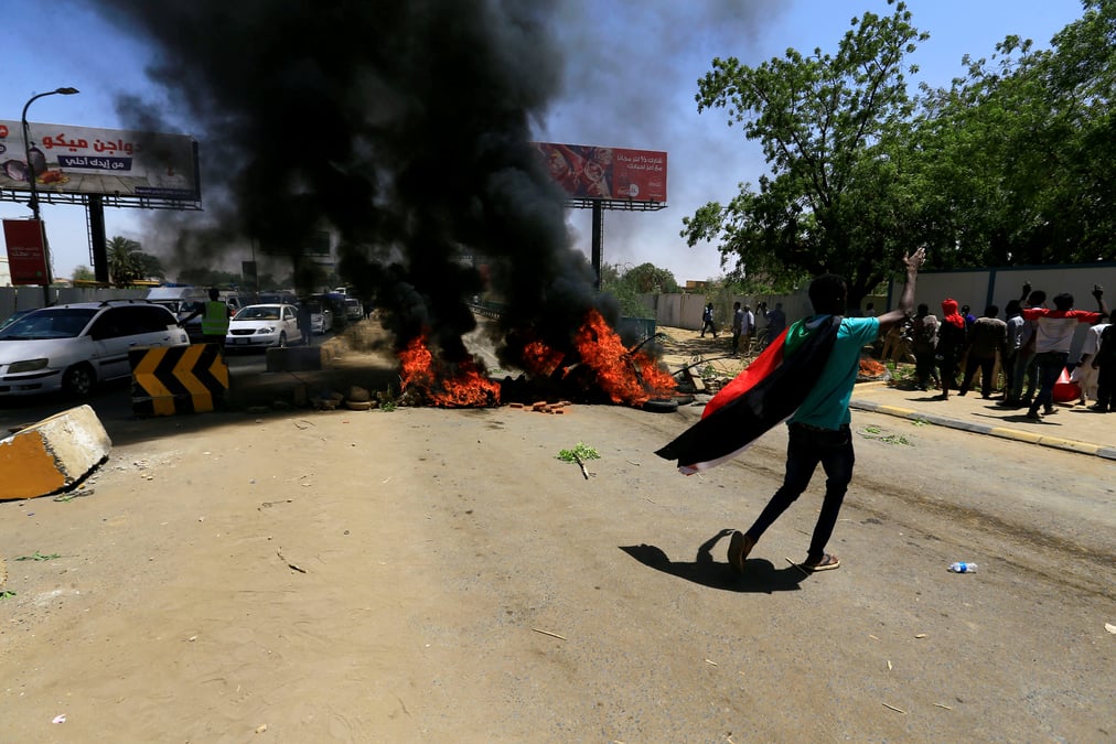 Un soldat et trois manifestants tues a khartoum, de nombreux blesses