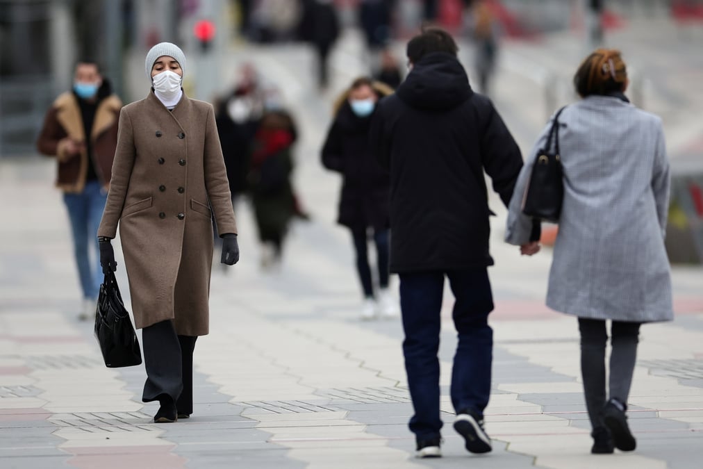 Des personnes marchent dans le quartier financier de la defense