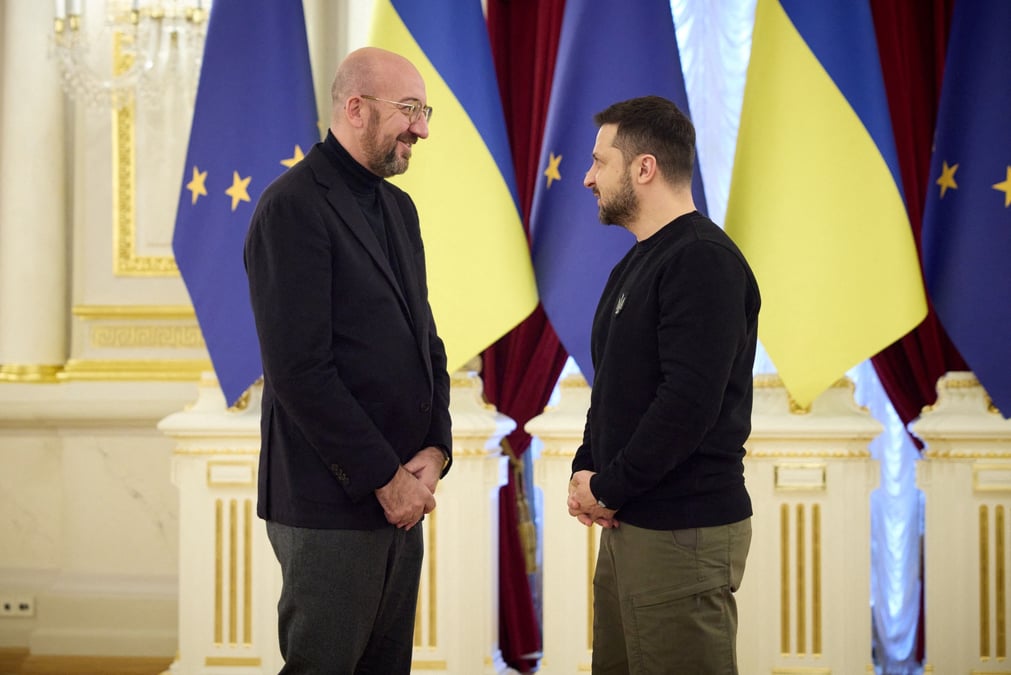 Photo du president du conseil europeen, charles michel, et du president ukrainien, volodimir zelensky, lors d'un sommet de l'union europeenne a kyiv