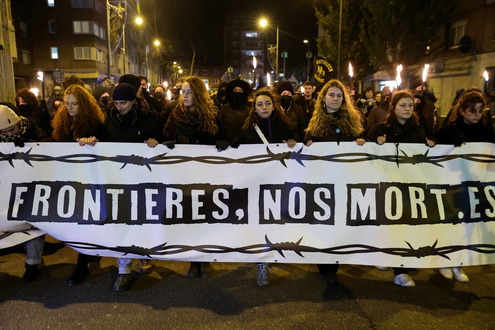 Des personnes lors d'un hommage a dunkerque aux 27 migrants qui ont peri dans le naufrage d'un bateau dans la manche en novembre 2021