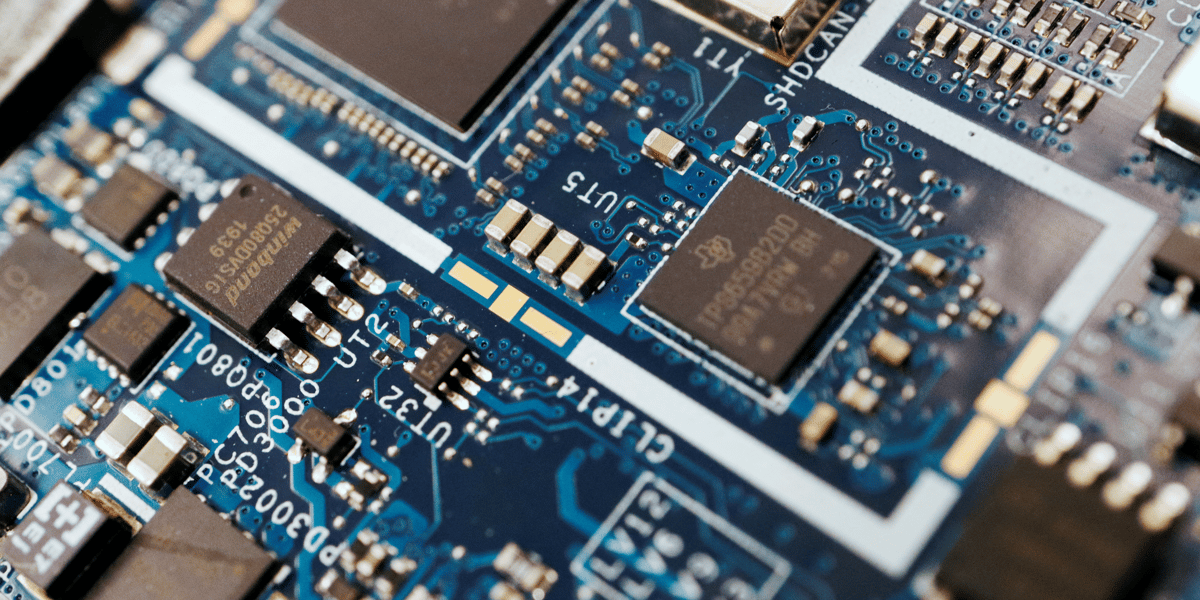 Des puces de semi-conducteurs sont visibles sur une carte de circuit imprime d'un ordinateur