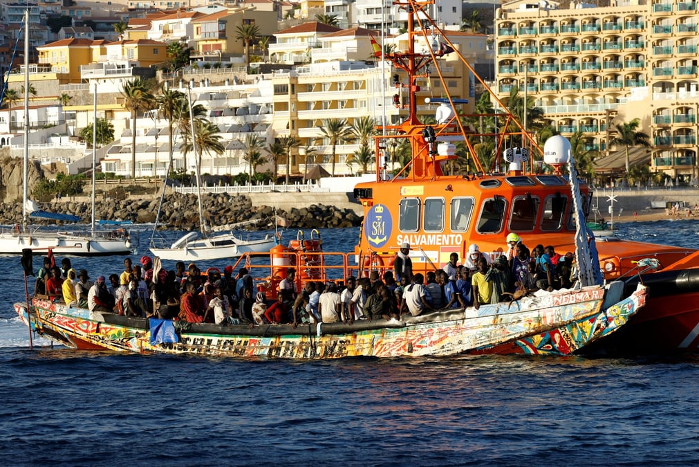 Photo d'archives d'un groupe de migrants dans un bateau au port d'arguineguin, sur l'ile de gran canaria