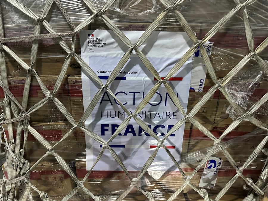 L'armee francaise livre une aide humanitaire a destination de gaza