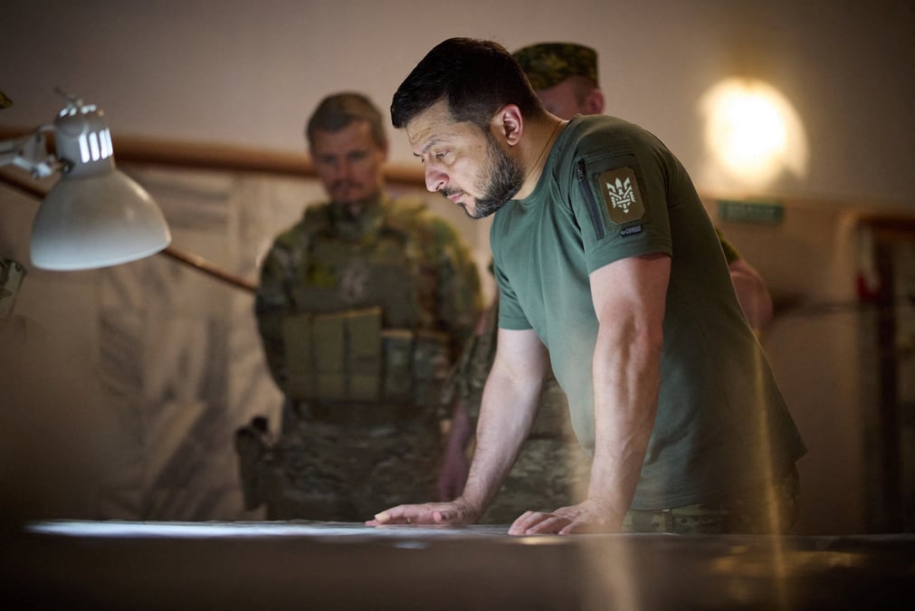 Le president ukrainien volodymyr zelenskiy visite les positions des militaires ukrainiens dans la region de dnipropetrovsk