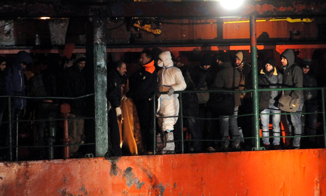 Quatre morts decouverts en italie dans un cargo de migrants