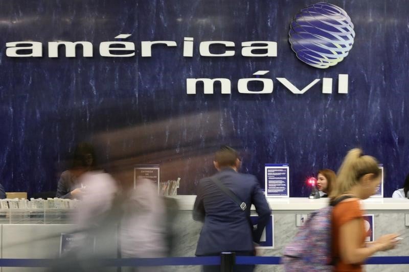 America movil dit avoir recu des marques d'interet pour sa part dans kpn