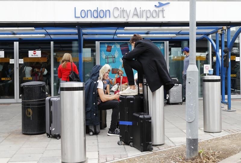Une bombe de la guerre decouverte dans la tamise, aeroport ferme