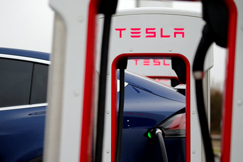 Tesla va reduire ses effectifs de 7%, le titre recule