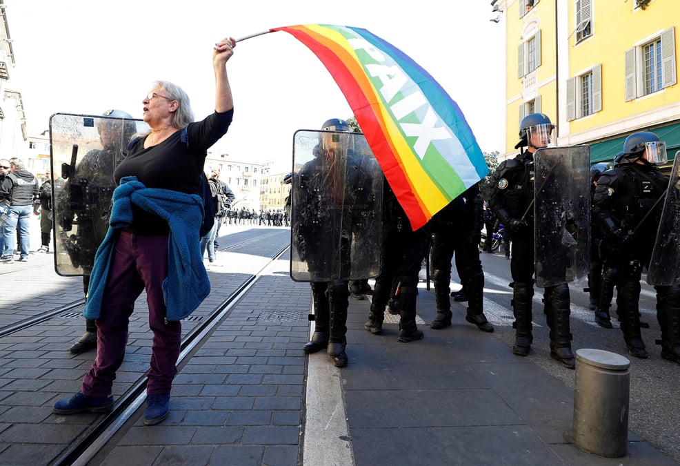 Gilets jaunes: le policier de nice a "strictement respecte les ordres"