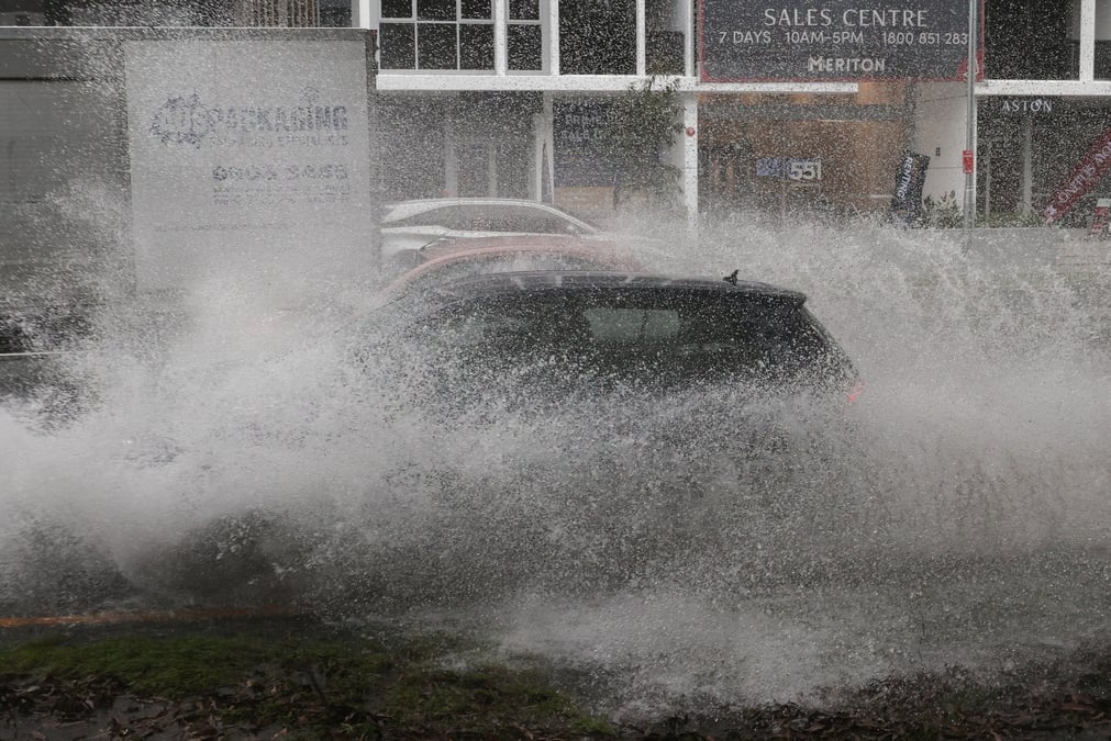 Des vehicules traversent les eaux de crue alors que de fortes pluies affectent sydney, australie