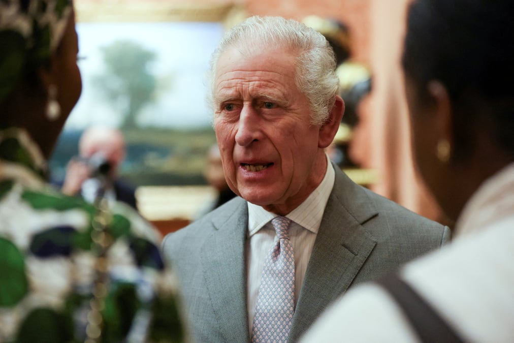 Le roi charles s'adresse aux invites lors d'une reception au palais de buckingham a londres