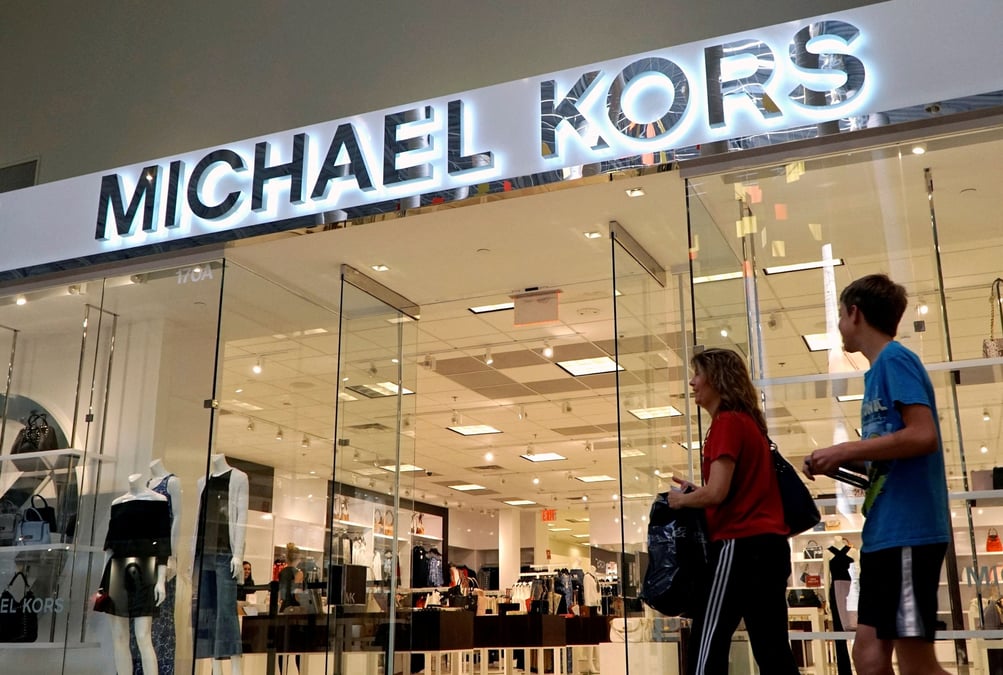 Photo d'archives des gens qui passent devant un magasin michael kors