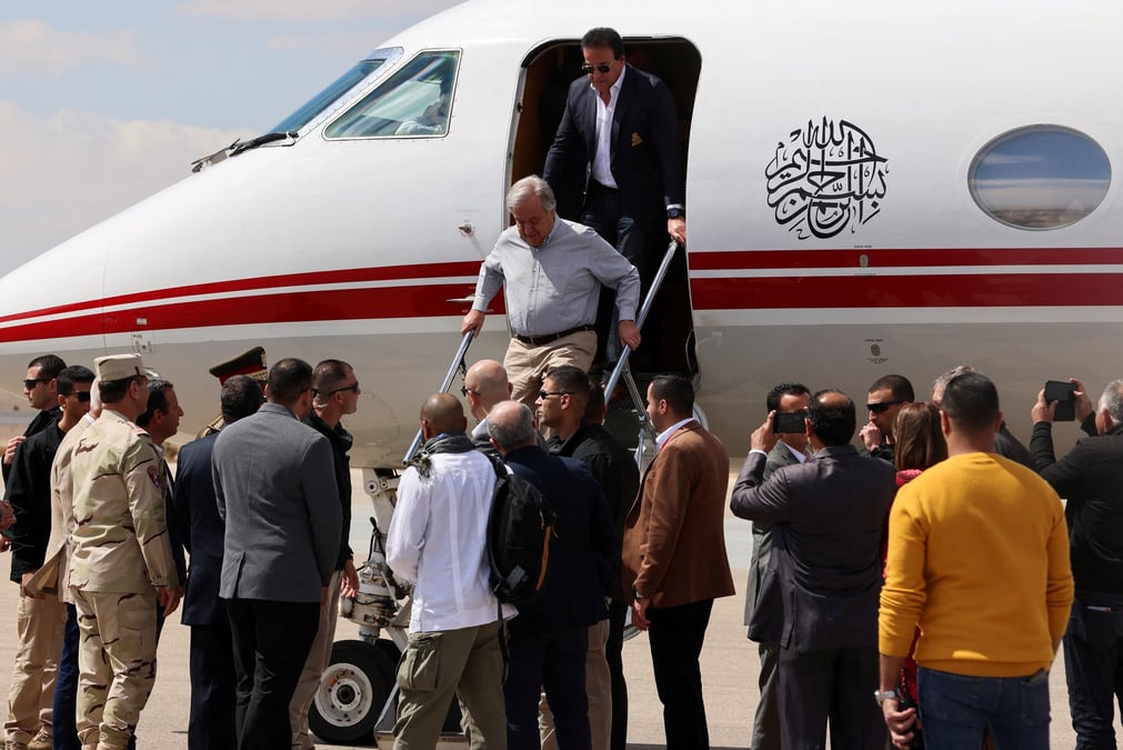 Le secretaire general des nations unies, antonio guterres, descend d'un avion a l'aeroport d'al aris, en egypte