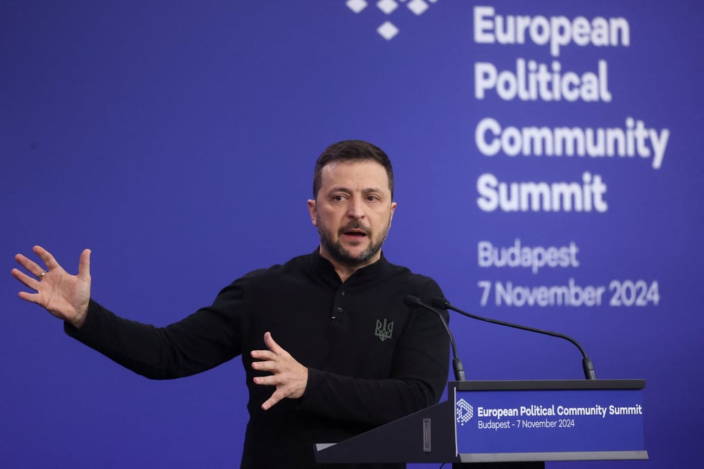 Le president ukrainien volodymyr zelenskiy s'exprime lors d'une conference de presse durant le sommet de la communaute politique europeenne a budapest