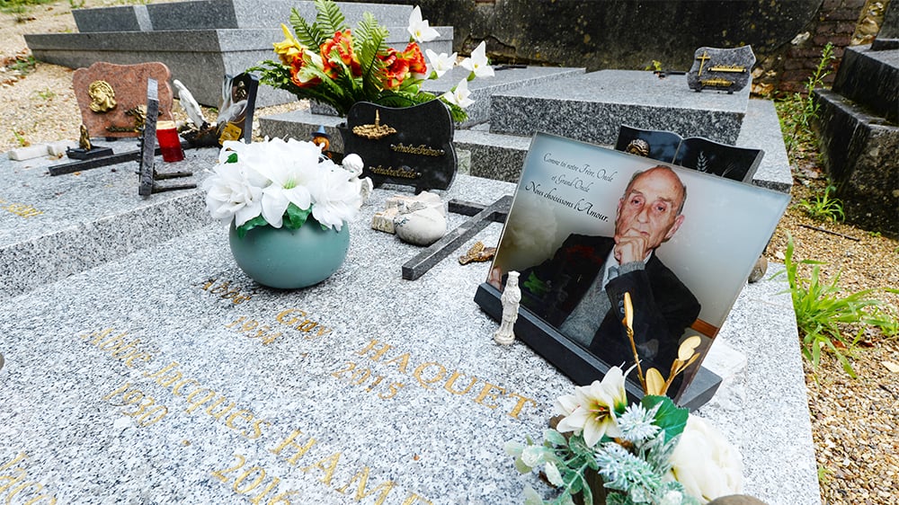 La tombe du père Hamel assassinée il y a 9 ans dans son église de Saint-Étienne-du-Rouvray.