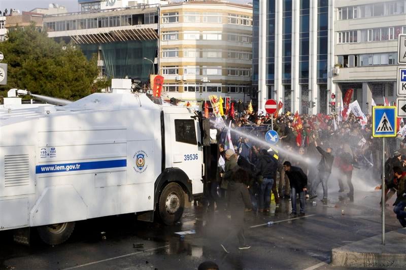Gaz lacrymogènes contre des manifestants anti-Erdogan à Istanbul