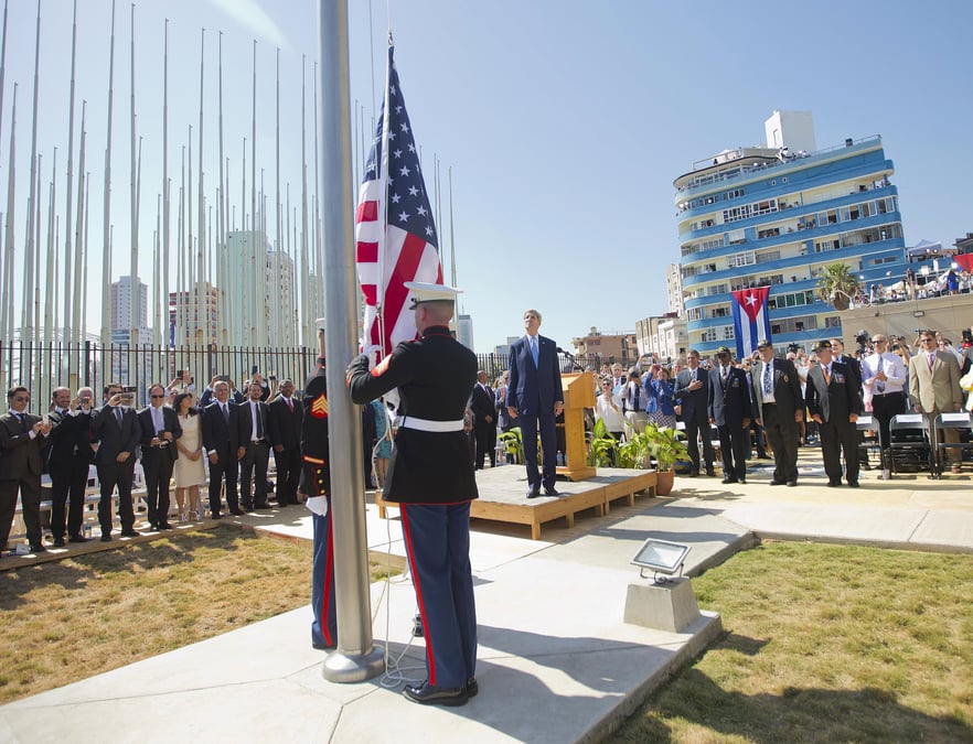 Le drapeau americain hisse devant l'ambassade des etats-unis a la havane